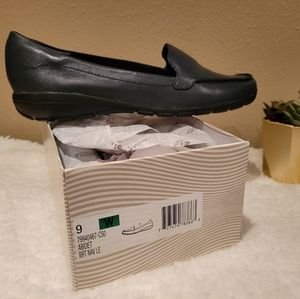 New in box Easy Spirit Abide Leather Loafers NAVY Womens size 9W